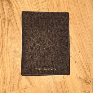 New Michael kors travel passport wallet, never used.